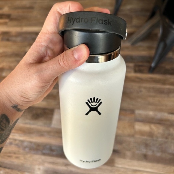 NEW, UNUSED White Hydro Flask 32oz Classic Wide-Mouth Water Bottle - Picture 2 of 8